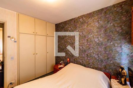 Quarto com cama, armários e papel de parede floral, com iluminação adequada e mobiliário simples. de apartamento à venda com 3 quartos, 84m² em Casa Verde, São Paulo