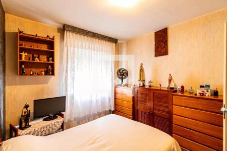 Quarto com mobília simples e decoração religiosa, com uma cama e um armário de madeira. de apartamento à venda com 3 quartos, 84m² em Casa Verde, São Paulo
