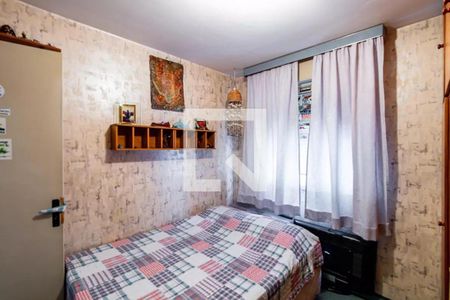 Quarto simples com cama de solteiro e móveis simples, com uma janela com cortinas claras. de apartamento à venda com 3 quartos, 84m² em Casa Verde, São Paulo
