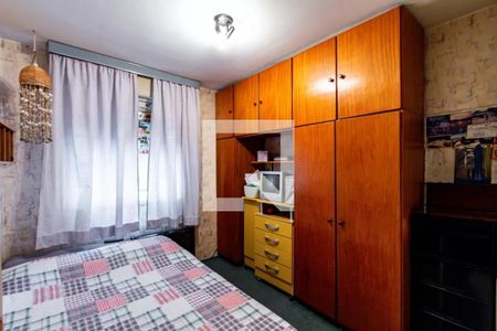 Quarto simples com cama, armário e TV pequena. de apartamento à venda com 3 quartos, 84m² em Casa Verde, São Paulo