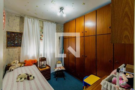 Quarto infantil com cama simples, móveis de madeira e brinquedos espalhados pelo chão. de apartamento à venda com 3 quartos, 84m² em Casa Verde, São Paulo