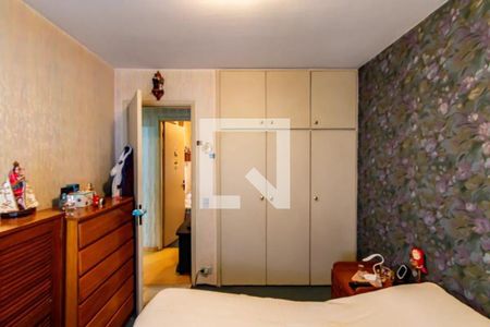Quarto com móveis de madeira e papel de parede floral, com uma cama e um armário grande. de apartamento à venda com 3 quartos, 84m² em Casa Verde, São Paulo