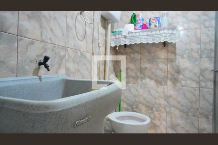 Banheiro e área de serviço  de apartamento para alugar com 1 quarto, 28m² em Jardim Dona Leopoldina, Porto Alegre