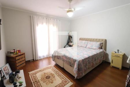 Quarto com cama de casal, mesinha e porta de vidro para o exterior. de casa à venda com 3 quartos, 161m² em Jardim D’abril, Osasco