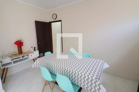 Tabela com mesa e cadeiras de cores pastel em ambiente com iluminação natural e decoração simples. de casa à venda com 3 quartos, 161m² em Jardim D’abril, Osasco