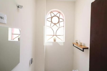Banheiro com janela arqueada e prateleira de madeira, com iluminação natural e boa qualidade. de casa à venda com 3 quartos, 161m² em Jardim D’abril, Osasco
