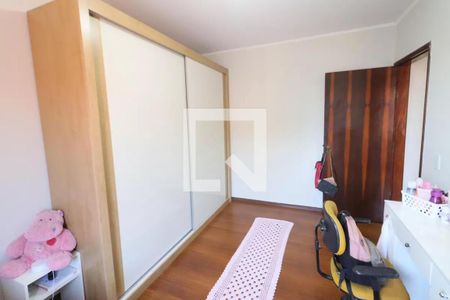 Quarto infantil com móveis de madeira e um sofá de cor amarela. de casa à venda com 3 quartos, 161m² em Jardim D’abril, Osasco