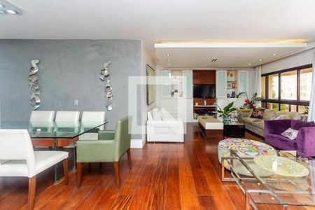 Sala de estar com móveis modernos e decoração minimalista, com vista para a cidade. de apartamento à venda com 4 quartos, 195m² em Jardim Paulista, São Paulo