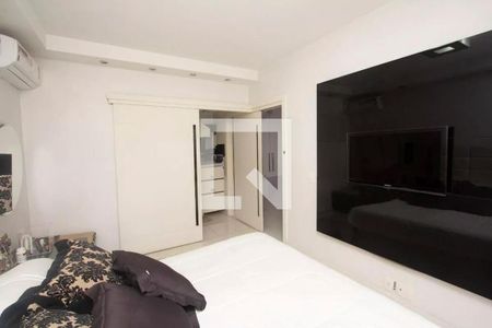 Quarto com cama, TV e ar condicionado, com decoração em tons de preto e branco. de apartamento à venda com 4 quartos, 195m² em Jardim Paulista, São Paulo