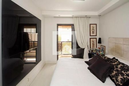 Quarto com cama de casal, TV e porta para varanda com vista para o mar. de apartamento à venda com 4 quartos, 195m² em Jardim Paulista, São Paulo