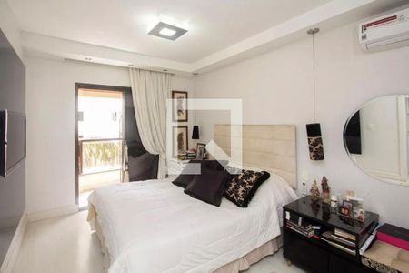 Quarto com cama de casal, com uma porta para a varanda, com uma TV na parede e uma janela grande. de apartamento à venda com 4 quartos, 195m² em Jardim Paulista, São Paulo
