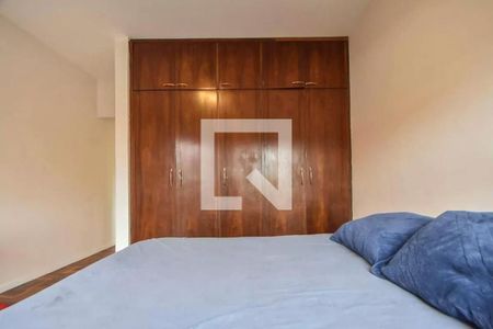 Cama com armário de madeira e cortina de vidro no fundo. de casa à venda com 4 quartos, 120m² em Vila Cordeiro, São Paulo