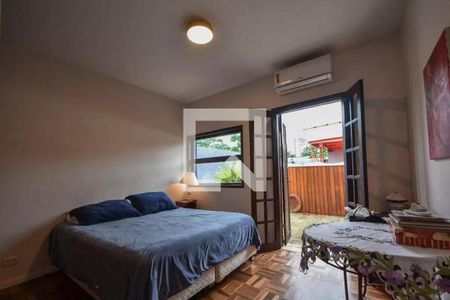 Quarto com cama de casal, janela e ar condicionado, com vista para a varanda. de casa à venda com 4 quartos, 120m² em Vila Cordeiro, São Paulo