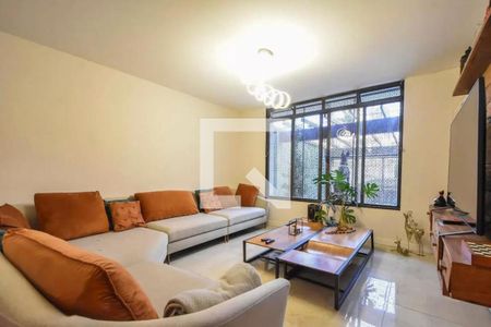 Sala com sofás, mesas e televisão, com vista para a rua, iluminada por luz natural e artificial. de casa à venda com 4 quartos, 120m² em Vila Cordeiro, São Paulo