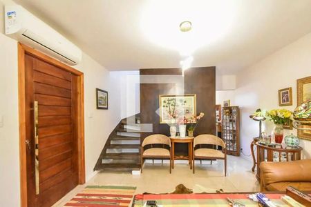 Sala com decoração simples, com uma escada de madeira e uma mesa com duas cadeiras. de casa à venda com 4 quartos, 120m² em Vila Cordeiro, São Paulo