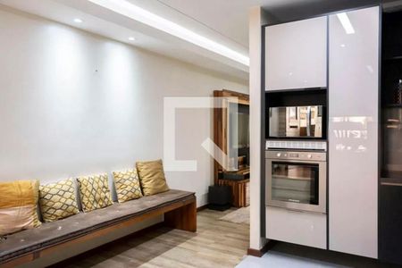 Sala de estar com sofá e televisão em uma cozinha moderna. de casa à venda com 6 quartos, 280m² em Cerqueira César, São Paulo