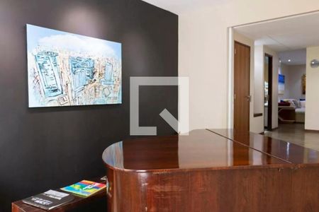 Painel de arte em uma parede com uma porta e uma janela ao fundo. de casa à venda com 6 quartos, 280m² em Cerqueira César, São Paulo