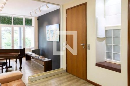 Piano e quadro em uma sala com janelas grandes e iluminação adequada. de casa à venda com 6 quartos, 280m² em Cerqueira César, São Paulo