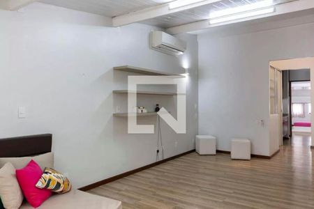 Quarto com cama, sofá e ar condicionado, com uma vista para a cidade. de casa à venda com 6 quartos, 280m² em Cerqueira César, São Paulo