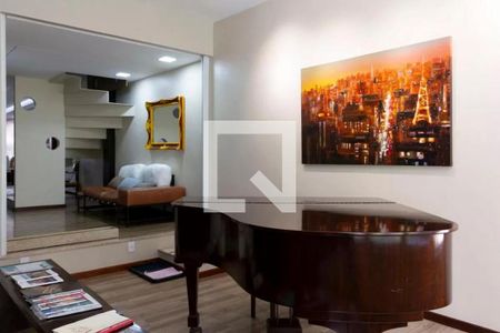 Piano e quadro de cidade iluminada em sala de estar moderna. de casa à venda com 6 quartos, 280m² em Cerqueira César, São Paulo