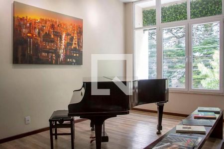 Piano e quadro de cidade em sala com janelas grandes e iluminação boa. de casa à venda com 6 quartos, 280m² em Cerqueira César, São Paulo