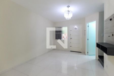Sala de casa de condomínio para alugar com 2 quartos, 56m² em Vila Carmosina, São Paulo