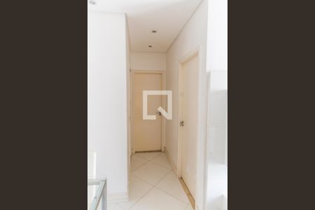 Corredor de apartamento para alugar com 1 quarto, 56m² em Jardim Tupanci, Barueri