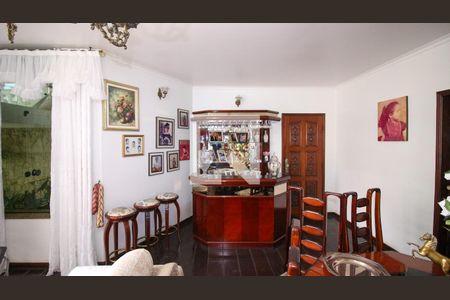 Casa para alugar com 3 quartos, 200m² em Jardim Avelino, São Paulo