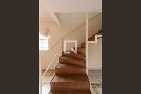 Escada de casa para alugar com 4 quartos, 330m² em Vila Hortência, Sorocaba
