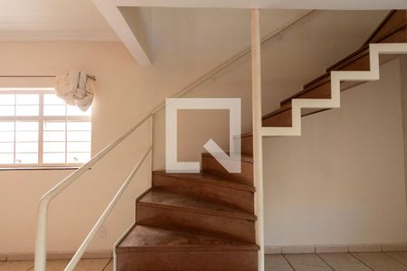 Escada de casa para alugar com 4 quartos, 330m² em Vila Hortência, Sorocaba