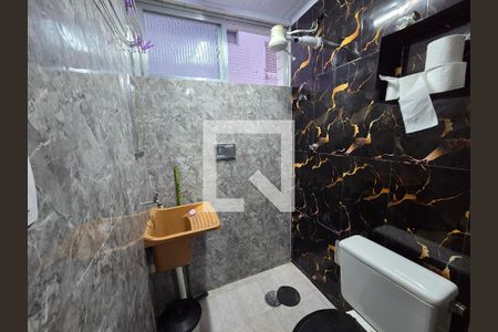 Banheiro de kitnet/studio para alugar com 1 quarto, 18m² em Cidade Ocian, Praia Grande