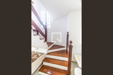 Escada de casa de condomínio para alugar com 2 quartos, 246m² em Alphaville, Santana de Parnaíba