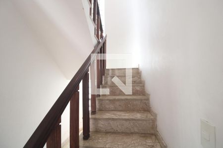 Escada de casa para alugar com 5 quartos, 367m² em Interlagos, São Paulo