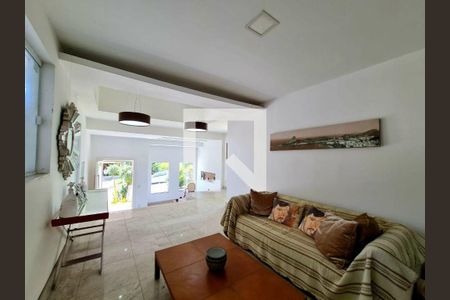 Casa à venda com 4 quartos, 380m² em Pendotiba, Niterói