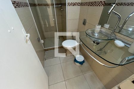 Banheiro de apartamento para alugar com 2 quartos, 55m² em Praia da Bandeira, Rio de Janeiro