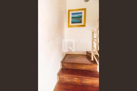 Escada de casa de condomínio para alugar com 3 quartos, 160m² em Tamboré, Santana de Parnaíba