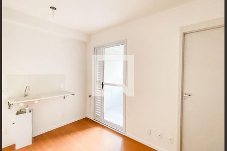 Sala/cozinha de apartamento para alugar com 2 quartos, 28m² em Jardim Danfer, São Paulo