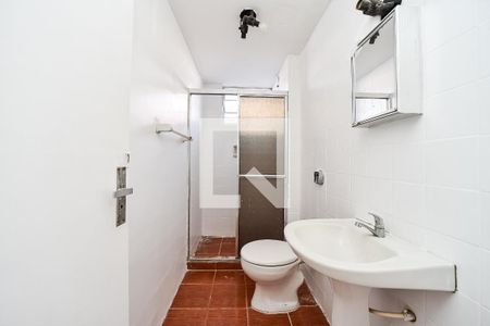 Banheiro de apartamento à venda com 1 quarto, 46m² em Vila Ipiranga, Porto Alegre