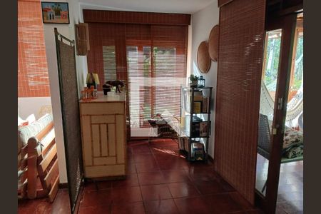 Sala de casa para alugar com 5 quartos, 385m² em Itaipava, Petrópolis