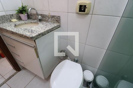Banheiro Social de apartamento para alugar com 2 quartos, 70m² em Santa Mônica, Uberlândia