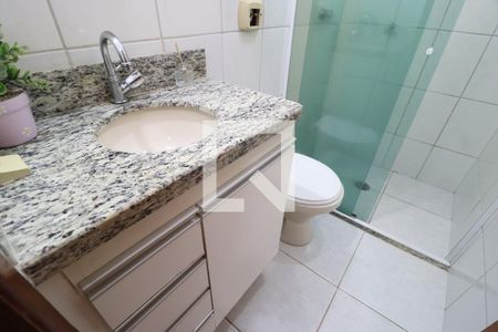 Banheiro Social de apartamento para alugar com 2 quartos, 70m² em Santa Mônica, Uberlândia