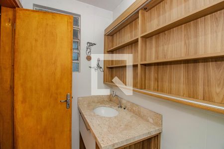 Banheiro de apartamento à venda com 1 quarto, 42m² em São Geraldo, Porto Alegre