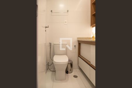 Banheiro de kitnet/studio para alugar com 1 quarto, 30m² em Jardim das Acacias, São Paulo