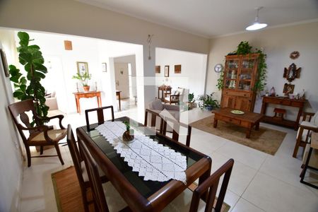 Sala de casa de condomínio para alugar com 3 quartos, 460m² em Conjunto Habitacional Vila Santana (sousas), Campinas