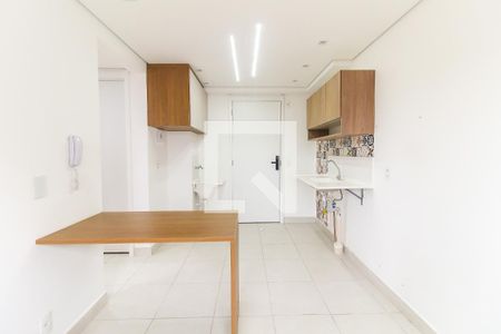 Sala/Cozinha de apartamento para alugar com 2 quartos, 32m² em Vila Carmosina, São Paulo