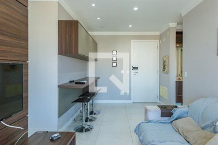 Sala de estar com sofá e mesa de centro, iluminada por luz natural e artificial. de apartamento à venda com 1 quarto, 47m² em Brooklin, São Paulo