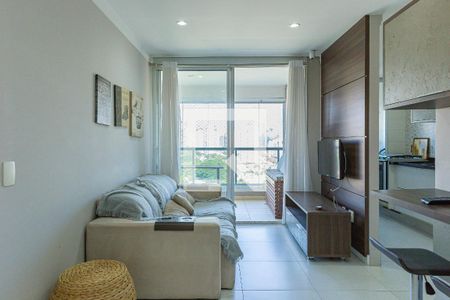 Sala de estar com sofá, TV e janela com vista para a cidade. de apartamento à venda com 1 quarto, 47m² em Brooklin, São Paulo