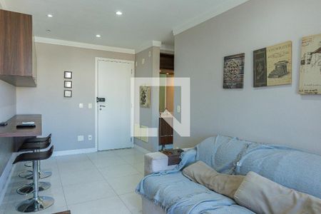 Sala de estar com sofá e mesa de jantar, iluminação natural, pátio externo. de apartamento à venda com 1 quarto, 47m² em Brooklin, São Paulo