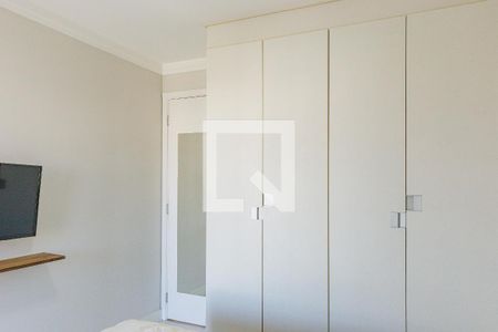 Quarto com armários e TV montada na parede, com uma porta de vidro e uma janela pequena. de apartamento à venda com 1 quarto, 47m² em Brooklin, São Paulo