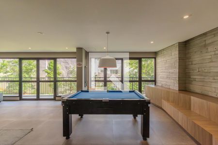 Tabela de bilhar em sala com vista para a rua e árvores. de apartamento à venda com 2 quartos, 46m² em Vila Carbone, São Paulo